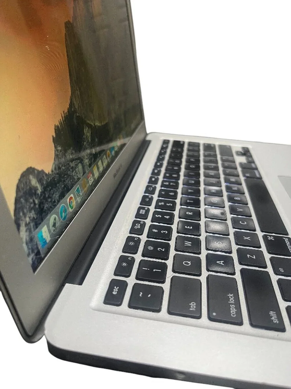 Apple MacBook Air 13.3 in (128GB SSD, Intel Core, 1.6GHz, 4 GB RAM + Charger)